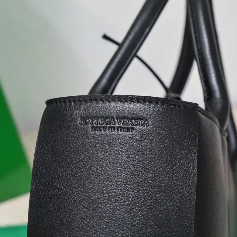 Batch 1760 medium arco pebbled grain, BottegaVeneta# official website latest pebbled grain cowhide with suede lining, SLIP tote handbag, and the logo has been changed to the side 😍The oversized woven design really makes it a huge gap from ordinary tote bags 🔗🔗Different color combinations for the inner and outer layers ⛓Daniel Lee leads the brand's DNA to continue to evolve with fresh inspiration🧬🧬showing a balanced style of luxury and reality👉: 30*20*12 Model: 9893#